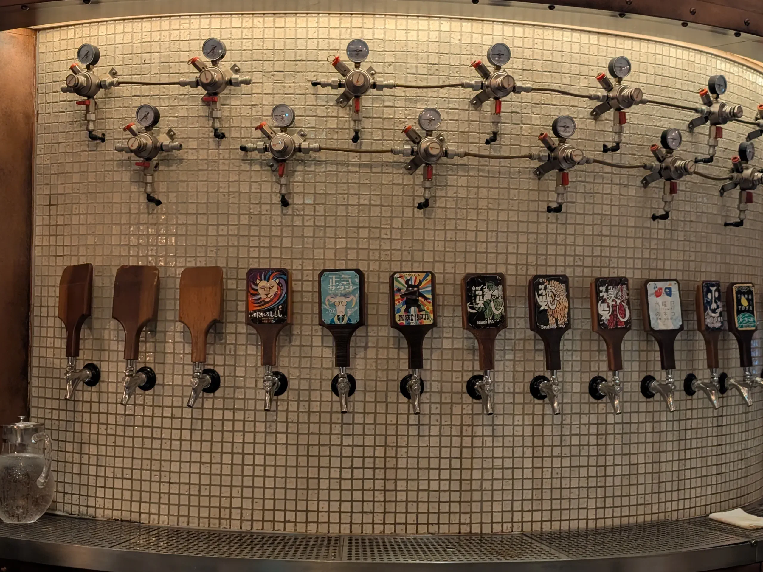 YONA YONA BEER WORKS 吉祥寺店に置いてあるビールのタップ